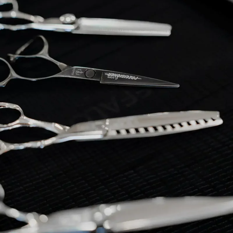 Friseurscheren auf schwarzem Untergrund