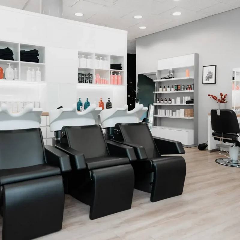 Coworking Friseursalon zum mieten mit modernen Waschplätzen